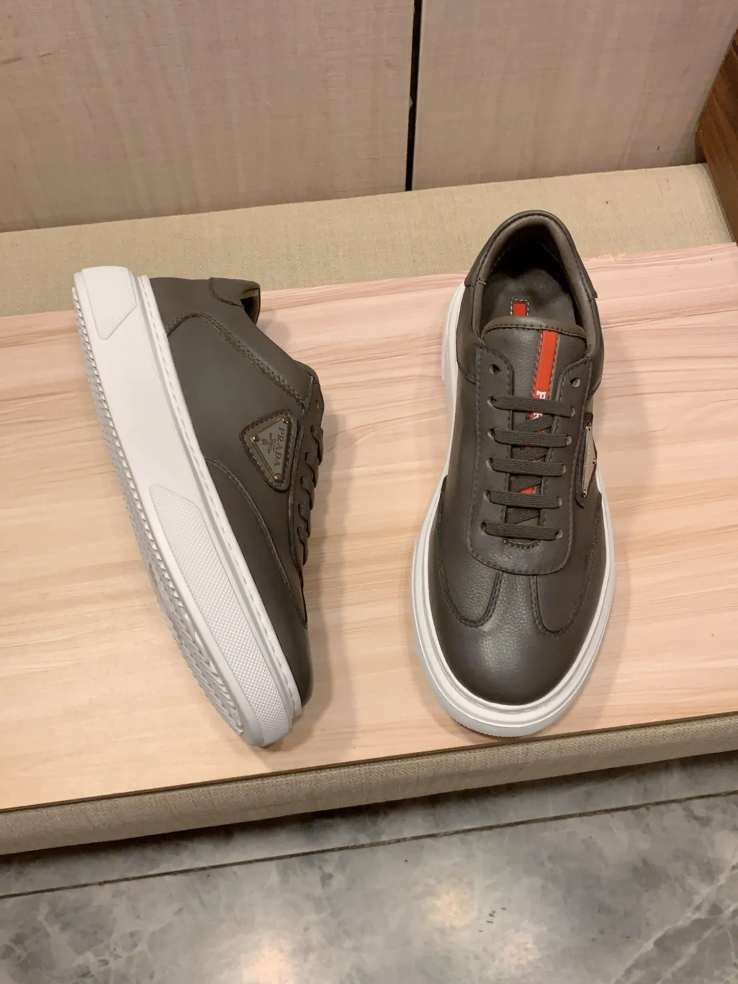 New model: Factory price: 460💰💰🎩🎩[Lightning][Lightning] "Prada Men's Shoes 💰pRADA*" The latest and most popular casual shoes, top brands [seduce] luxury~purchase, top~quality. [Strong] The upper is made of imported breathable and polished cowhide material ➕ Breathable sheepskin feet (•) with fine workmanship. The original stylish and stylish soft rubber wear-resistant and non-slip outsole is light and comfortable on the feet. The real thing looks better when photographed in person. 0186: code: 38-44, 4️⃣ colors selected